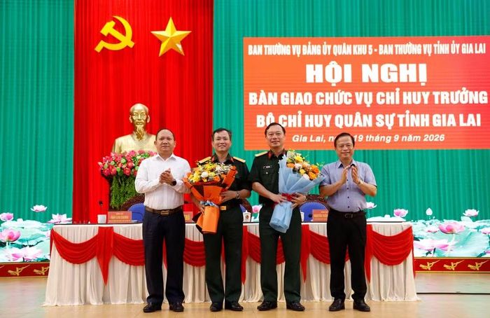 Phó Bí thư Thường trực Tỉnh ủy Rah Lan Chung và Phó Chủ tịch Thường trực UBND tỉnh Nguyễn Tuấn Thanh tặng hoa chúc mừng Đại tá Nguyễn Thế Vinh và Đại tá Trần Thế Phan tại hội nghị bàn giao. Ảnh: H.P