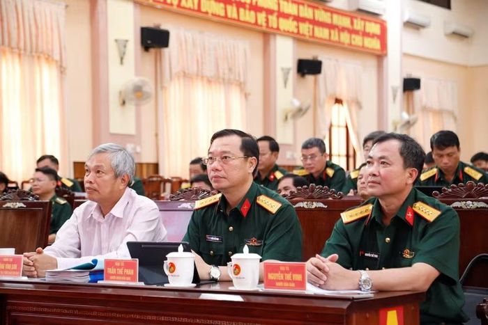 Đại tá Nguyễn Thế Vinh (bìa phải) được điều động, bổ nhiệm giữ chức Chỉ huy trưởng Bộ CHQS TP. Đà Nẵng và Đại tá Trần Thế Phan (thứ 2 từ phải sang) được điều động, bổ nhiệm giữ chức Chỉ huy trưởng Bộ CHQS tỉnh Gia Lai. Ảnh: H.P