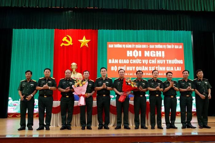 Đảng ủy, Bộ CHQS tỉnh Gia Lai tặng hoa chúc mừng 2 cán bộ nhận nhiệm vụ trên cương vị mới. Ảnh: H.P
