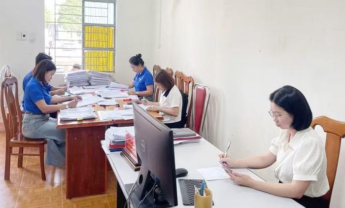 Đoàn viên, thanh niên hỗ trợ người dân tại Trung tâm Phục vụ hành chính công xã Ia Hrung. Ảnh: Hoàng Phú