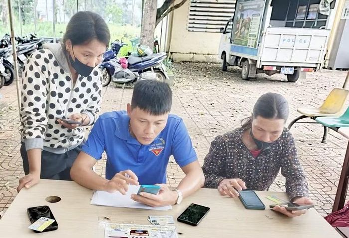 Đoàn viên, thanh niên hỗ trợ người dân xác thực thông tin cư trú tại trụ sở Công an xã Ia Hrung. Ảnh: Hoàng Phú