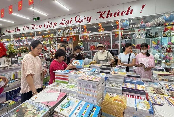 Thủ tướng chỉ đạo huy động tất cả nguồn lực, in ấn, cung ứng đủ sách giáo khoa trước 22-9. Ảnh: Phương Vi