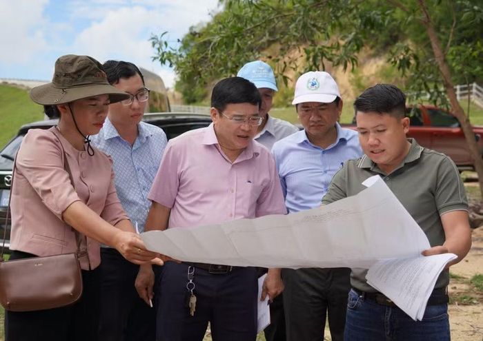 Đoàn công tác kiểm tra tiến độ dự án trang trại chăn nuôi heo Mỹ Hòa (xã Phù Mỹ Tây), diện tích gần 11 ha, vốn đầu tư hơn 85 tỷ đồng. Ảnh: N.H