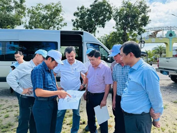 Đoàn công tác kiểm tra tiến độ dự án Khu đô thị Cát Khánh tại Cụm công nghiệp chế biến thủy sản Cát Khánh (xã Đề Gi). Ảnh: N.H