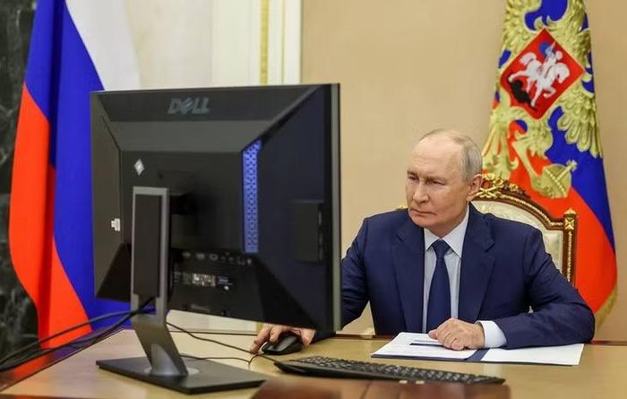 Tổng thống Nga Vladimir Putin bỏ phiếu trực tuyến trong cuộc bầu cử Duma Quốc gia (Hạ viện Nga). Ảnh: TASS