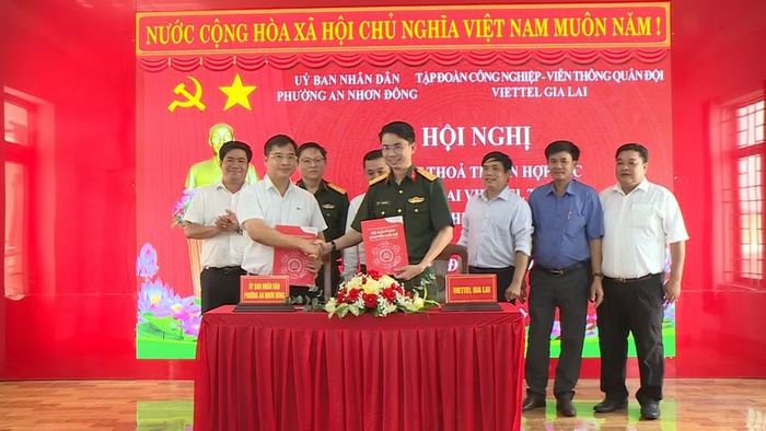 Ký kết thỏa thuận hợp tác triển khai Viettel Tammi giữa UBND phường An Nhơn Đông và Viettel Gia Lai. Ảnh: Hoàng Vũ