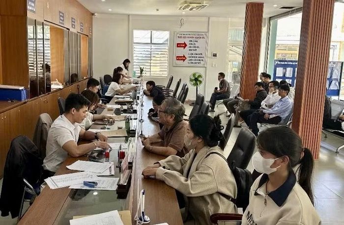  Người dân làm thủ tục tại Trung tâm Phục vụ hành chính công phường Hội Phú. Ảnh: Hà Duy 