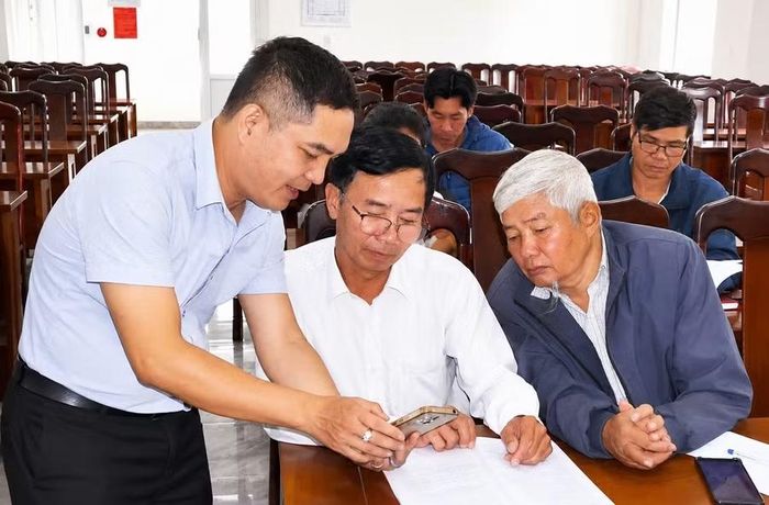  Cán bộ Văn phòng UBND phường Hội Phú tập huấn sử dụng hệ thống văn phòng điện tử (iDesk) cho tổ trưởng tổ dân phố, trưởng thôn. Ảnh: Hà Duy 