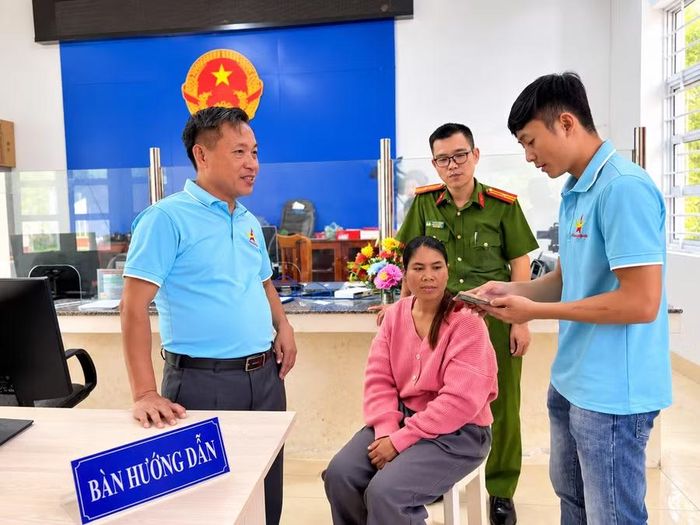  Hội Doanh nhân trẻ hướng dẫn người dân xã Vĩnh Sơn sử dụng SIM mới. Ảnh: B.N 