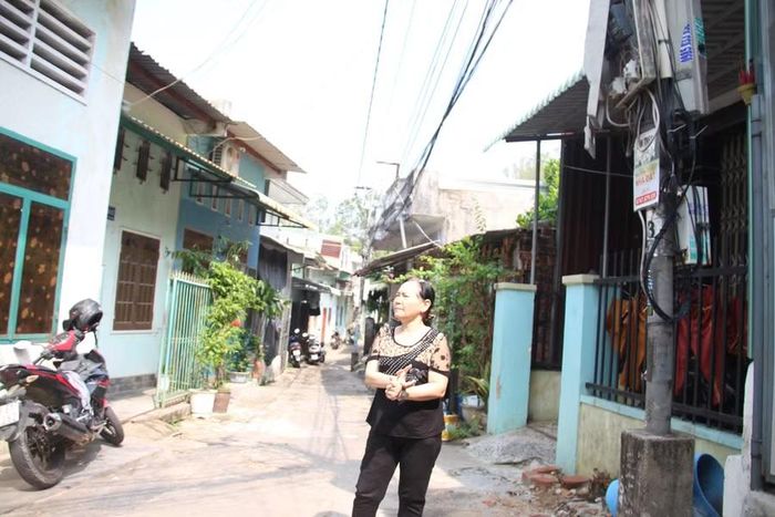  Đa số hộ dân đồng tình với chính sách đền bù, hỗ trợ tái định cư của dự án, song vẫn còn không ít hộ băn khoăn về cách tính đơn giá đất đền bù thuộc vị trí từ cổng ngõ vào cửa chính. Ảnh: T.L 