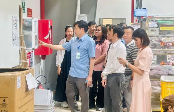 Phó Chủ tịch Thường trực HĐND tỉnh Trương Văn Đạt cùng đoàn giám sát HĐND tỉnh giám sát hệ thống phòng cháy, chữa cháy tại Công ty TNHH B&D Lingerie Việt Nam (Khu kinh tế Nhơn Hội, phường Quy Nhơn Đông). Ảnh: K.A