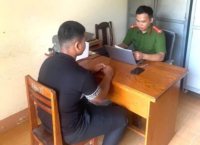  Công an phường Ayun Pa đã giáo dục, răn đe với Q. Ảnh: Minh Nguyên 