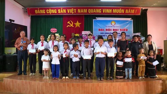 Hội Khuyến học tỉnh Gia Lai tặng học bổng cho các em học sinh có hoàn cảnh khó khăn. Ảnh: Minh Trung