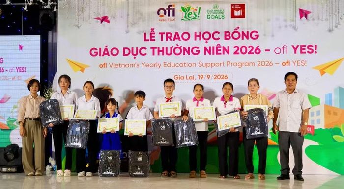 Đại diện Ban Quản lý khu kinh tế tỉnh và doanh nghiệp trao học bổng cho học sinh, sinh viên, đại diện gia đình. Ảnh: Nguyễn Muội