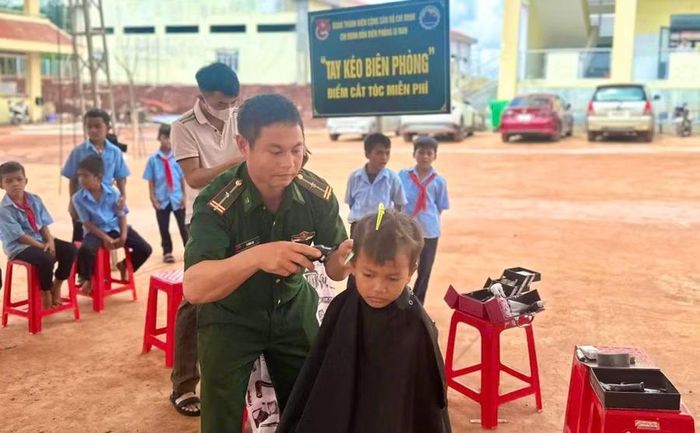 Các đơn vị cắt tóc miễn phí cho học sinh. Ảnh: Nguyễn Tú 