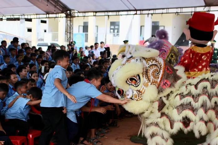  Tiết mục múa lân tạo không khí rộn ràng tại “Đêm hội trăng rằm”. Ảnh: Nguyễn Tú 