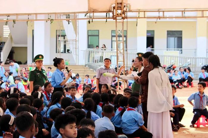  Học sinh hào hứng tham gia giao lưu, trả lời các câu hỏi. Ảnh: Minh Chí 