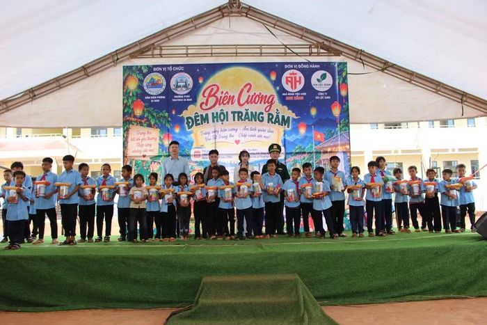  Ban Tổ chức trao quà Trung thu cho học sinh. Ảnh: Minh Chí 