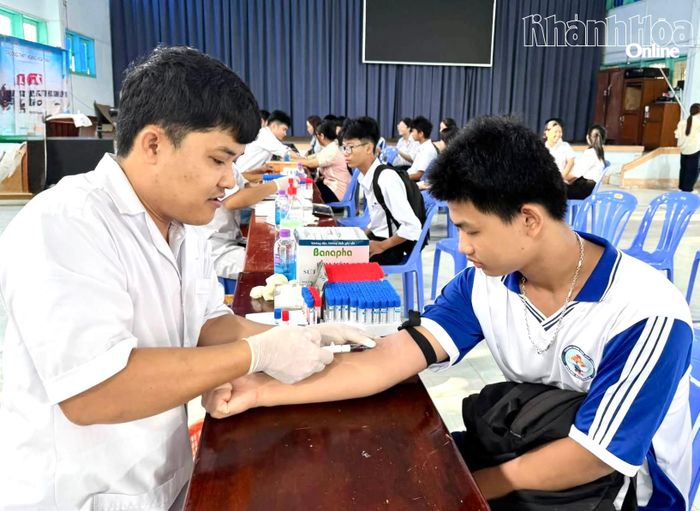 Học sinh được lấy mẫu máu để xét nghiệm sàng lọc.