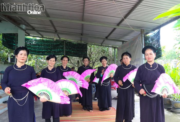 Từ tình yêu với tiếng hát của dân tộc mình, các thành viên Câu lạc bộ (CLB) Văn hóa Tình Quê (xã Khánh Vĩnh) miệt mài gìn giữ, trao truyền những làn điệu hát then. Qua đó, góp phần bảo tồn văn hóa truyền thống, giữ điệu hát then trong đời sống cộng đồng.