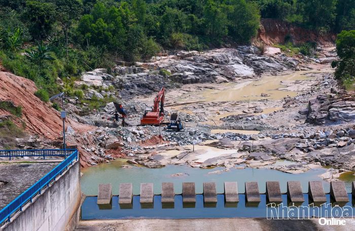 Thi công đường ống dẫn nước Sông Chò 1 nối với hồ Suối Dầu.