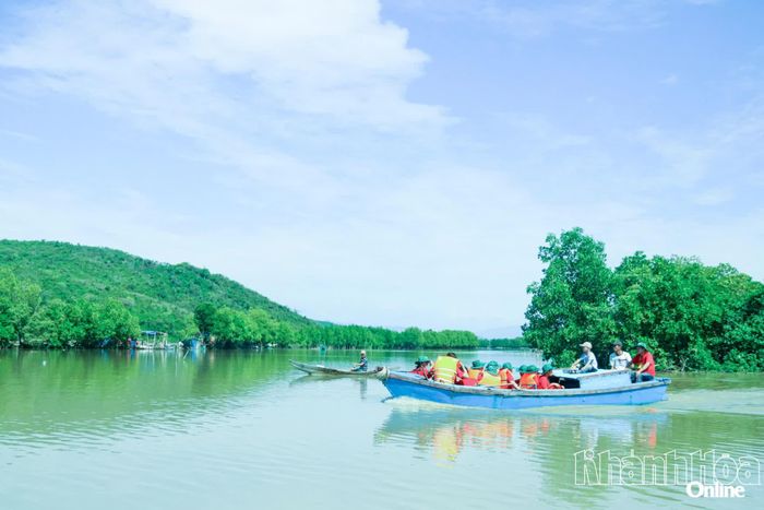 Một góc đầm Nha Phu (phường Hòa Thắng).