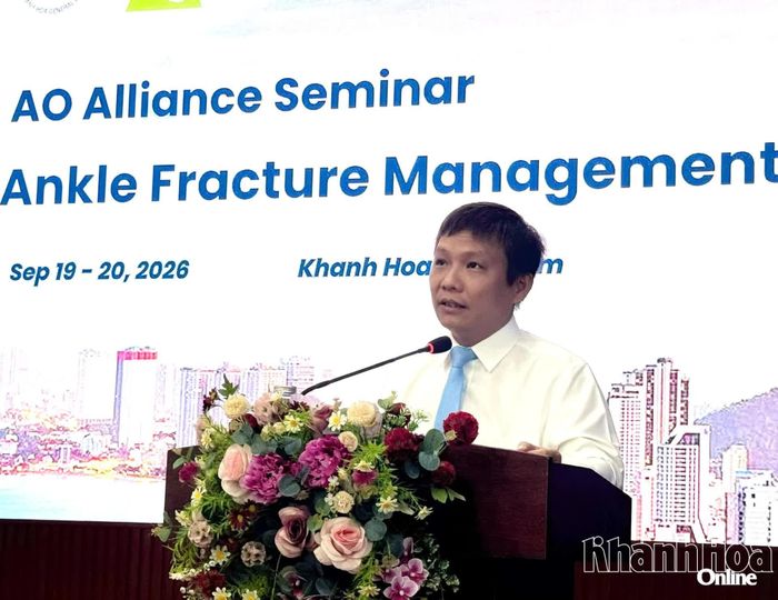 Lãnh đạo Bệnh viện Đa khoa Khánh Hòa phát biểu tại hội thảo.