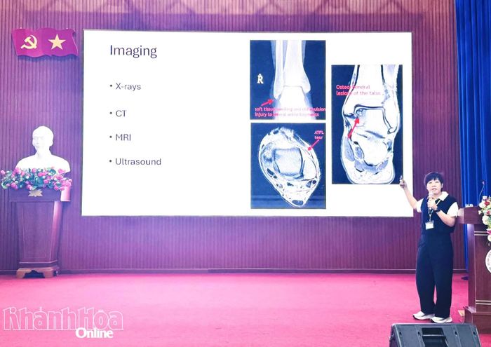 Chuyên gia nước ngoài báo cáo chuyên đề tại hội thảo.