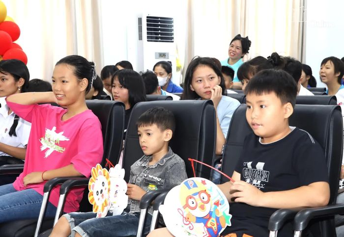 Các em nhỏ tham gia chương trình vui Tết Trung thu.