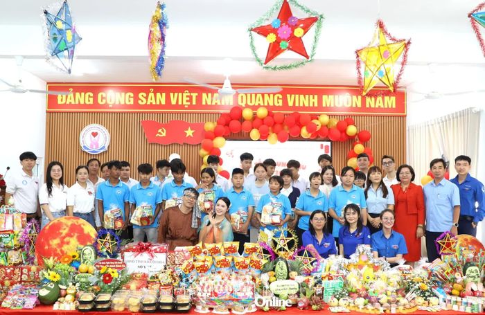 Đại diện các đơn vị đồng hành trao quà Tết Trung thu cho trẻ em có hoàn cảnh đặc biệt.