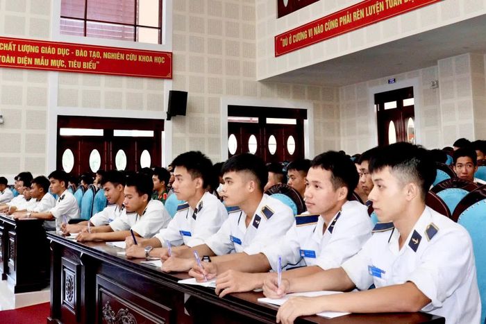 Đội ngũ tuyên truyền viên của Học viện Hải quân tham gia tập huấn.