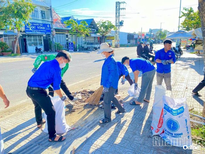 Đoàn viên, thanh niên xã Diên Thọ thu gom rác thải, bảo vệ môi trường.