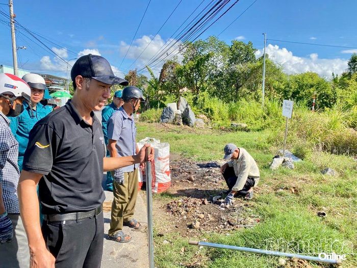 Người dân xã Diên Thọ tham gia thu gom rác thải làm sạch môi trường.