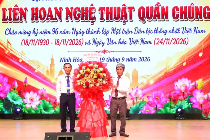 Lãnh đạo phường Ninh Hòa tặng hoa chúc mừng liên hoan diễn ra tại Cụm thi đua các phường phía bắc tỉnh Khánh Hòa.