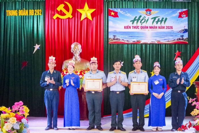 Thượng tá Nguyễn Văn Hùng - Phó Chính ủy Trung đoàn 292 trao giải cho các đội.