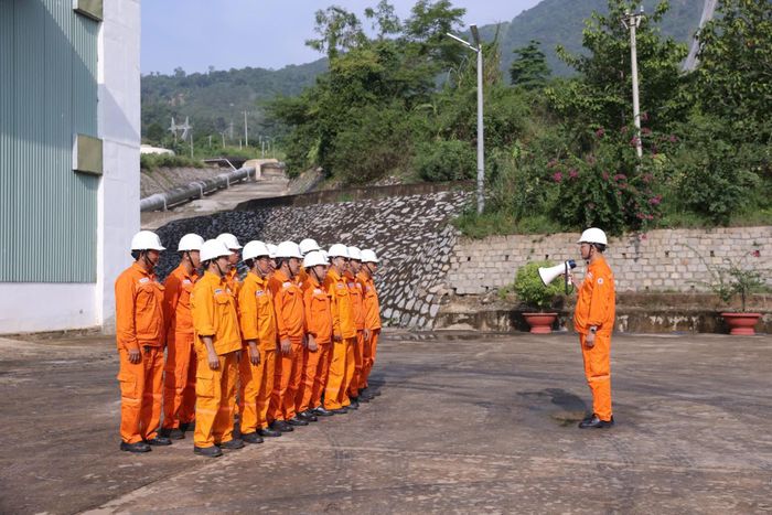 Lực lượng PCCC và CNCH cơ sở Nhà máy tham gia thực tập phương án chữa cháy, cứu nạn, cứu hộ tại Nhà máy Thủy điện Đa Nhim.