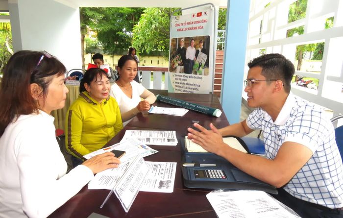 Đại diện các doanh nghiệp tư vấn, tuyển chọn lao động trên địa bàn tỉnh đi làm việc ở nước ngoài theo hợp đồng.
