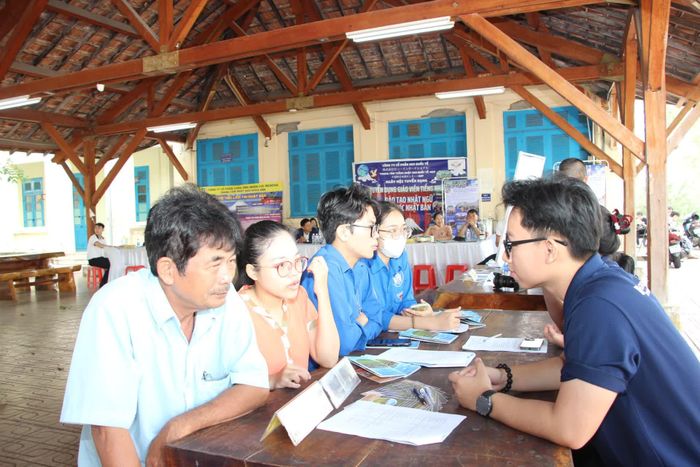 Các doanh nghiệp phỏng vấn tuyển dụng lao động thông qua phiên giáo dịch việc làm do Trung tâm Dịch vụ việc làm tỉnh tổ chức.