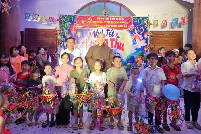 Đại diện thôn Vạn Phước và chùa Quan Âm trao quà cho thiếu nhi.