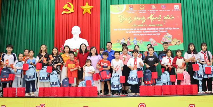 Ban tổ chức trao quà cho thiếu nhi.