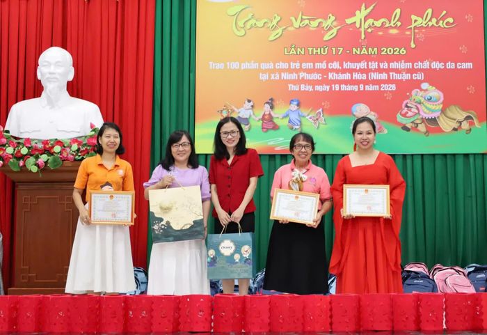 Lãnh đạo UBND xã Ninh Phước tri ân các đơn vị đồng hành, tài trợ chương trình.