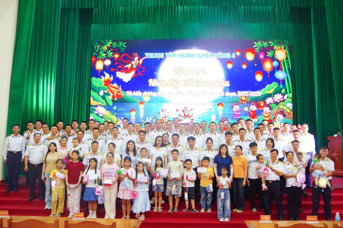 Chỉ huy trung tâm tặng quà, chụp ảnh lưu niệm cùng các thiếu nhi.