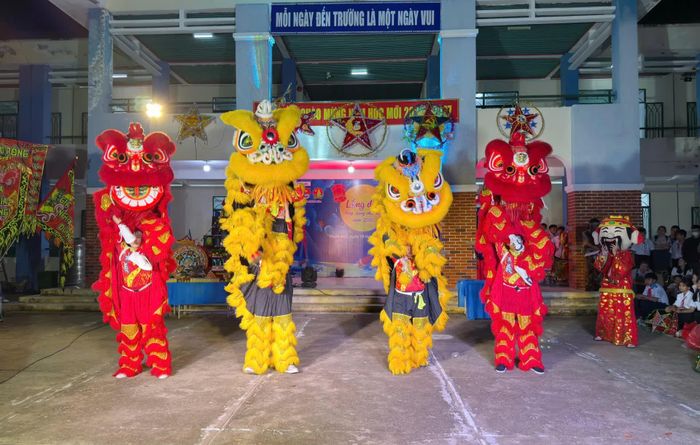 Múa lân rộn ràng tại đêm hội trăng rằm.
