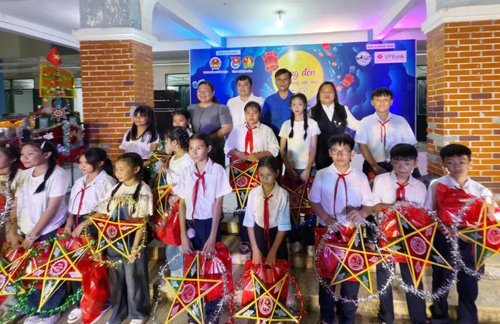 Lãnh đạo Tỉnh đoàn, Sở Giáo dục và Đào tạo, Đảng ủy xã Phước Hậu và đơn vị tài trợ trao quà cho thiếu nhi.