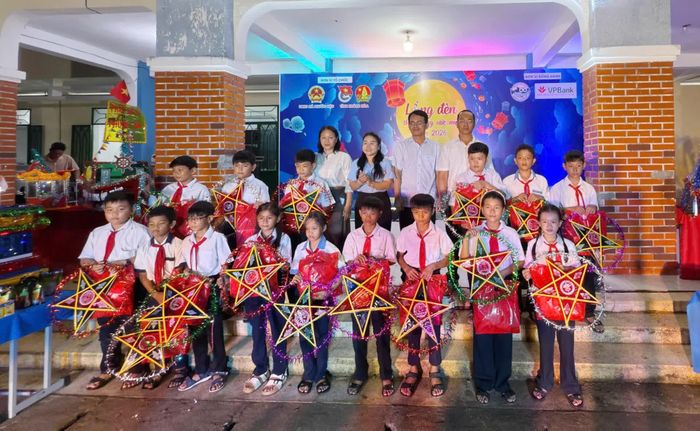 Lãnh đạo Tỉnh đoàn, UBND xã Phước Hậu và đại diện lãnh đạo Sở Y tế trao quà cho thiếu nhi.