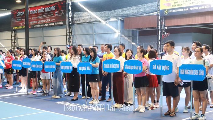 Các đoàn vận động viên tham dự giải.