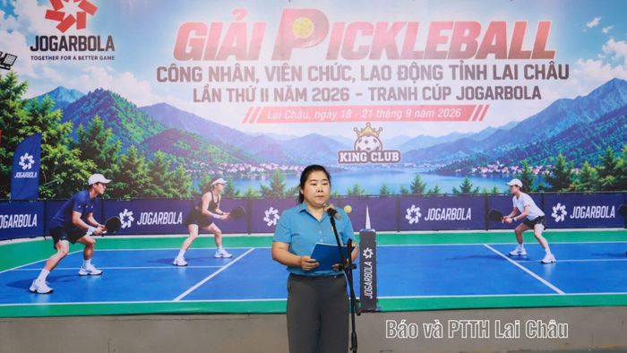 Đồng chí Lò Thị Hằng - Phó Chủ tịch Liên đoàn Lao động tỉnh, Phó Ban Tổ chức Giải phát biểu khai mạc.