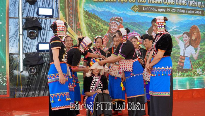 Nghi thức đội khăn trước khi về nhà chồng cho cô dâu của dân tộc Si La.