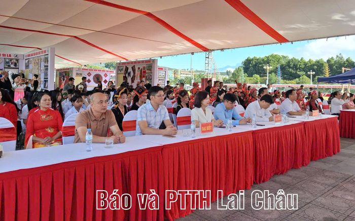 Các đại biểu dự chương trình.