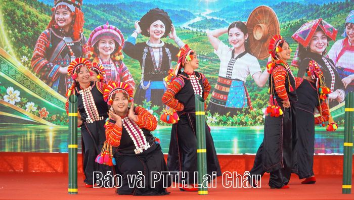 Các tiết mục văn nghệ tại chương trình.
